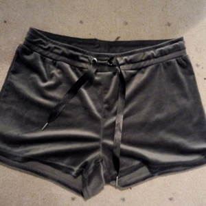 Shorts - Gråa Shorts från gina Tricot som jag köpte för 160 kr ok säljer den för 60kr,den är i storlek M har använt typ 4 gången Max så den är som ny, har inga slitningar eller så