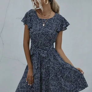 Klänning - Säljer min fina klänning ifrån SHEIN. Den är oanvänd och endast använd när jag testade den. Storlek M men är vanligtvis en S och skulle säga att den passar perfekt. Får med band i midjan så går även att justera där. Kan frakta i kuvert med frimärken billigare👍🏼