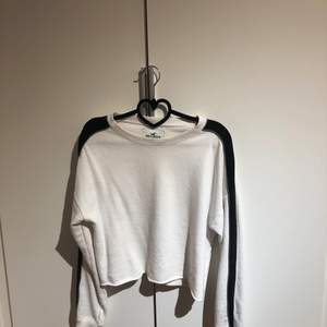 Sweatshirt från Hollister i strl S. Säljer för 50kr. Kan mötas upp i Stockholm eller frakta!