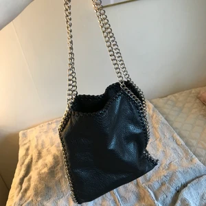 Tiamo väska  - Säljer den klassiska tiamo väskan som knappt gått åt till att användas då den inte passar min stil. Men otroligt fin och i bra skick.