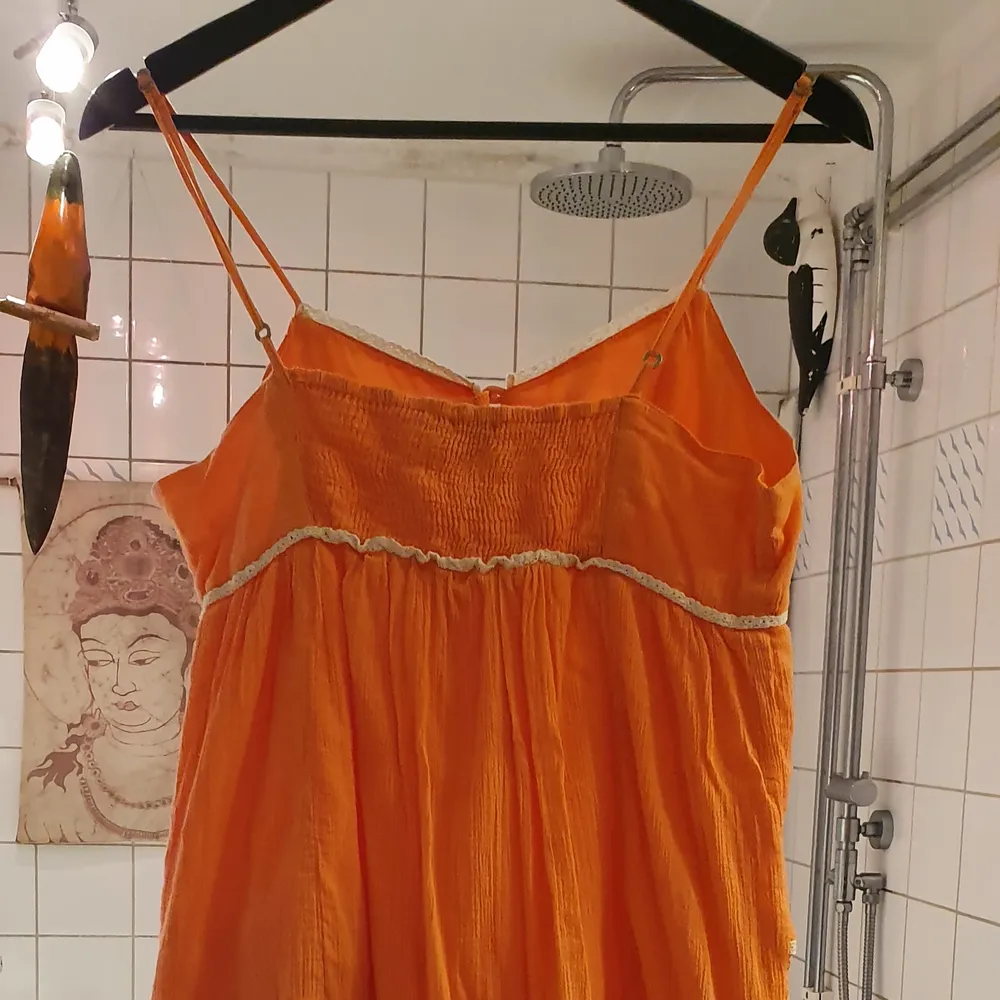 Jätte fin klänning I orange colour super kul till summer och unik material. Passar xs_ m beror på hur man vill ha på sig. Användade 2 gånger och har en tröja. Finns fler bilder och bud I kommenterna. . Klänningar.