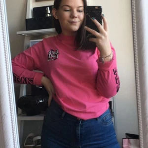 T-shiet långärmad - En långarmad t-shiet material från Santa Cruz som jag inte har använt många gånger! Har text på ärmana och är väldigt bra kvalité!💜
