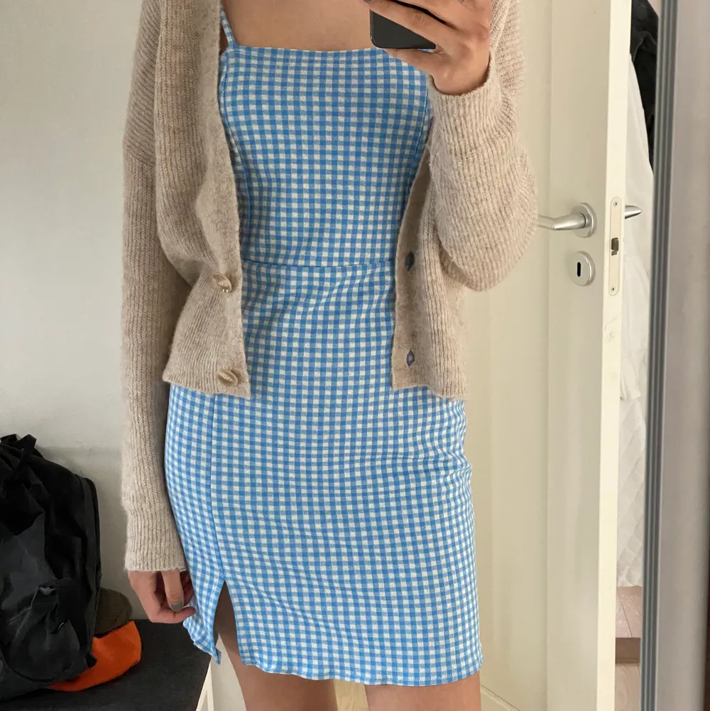 Fin blå klänning från Zara, strl M passar även S💖. Klänningar.