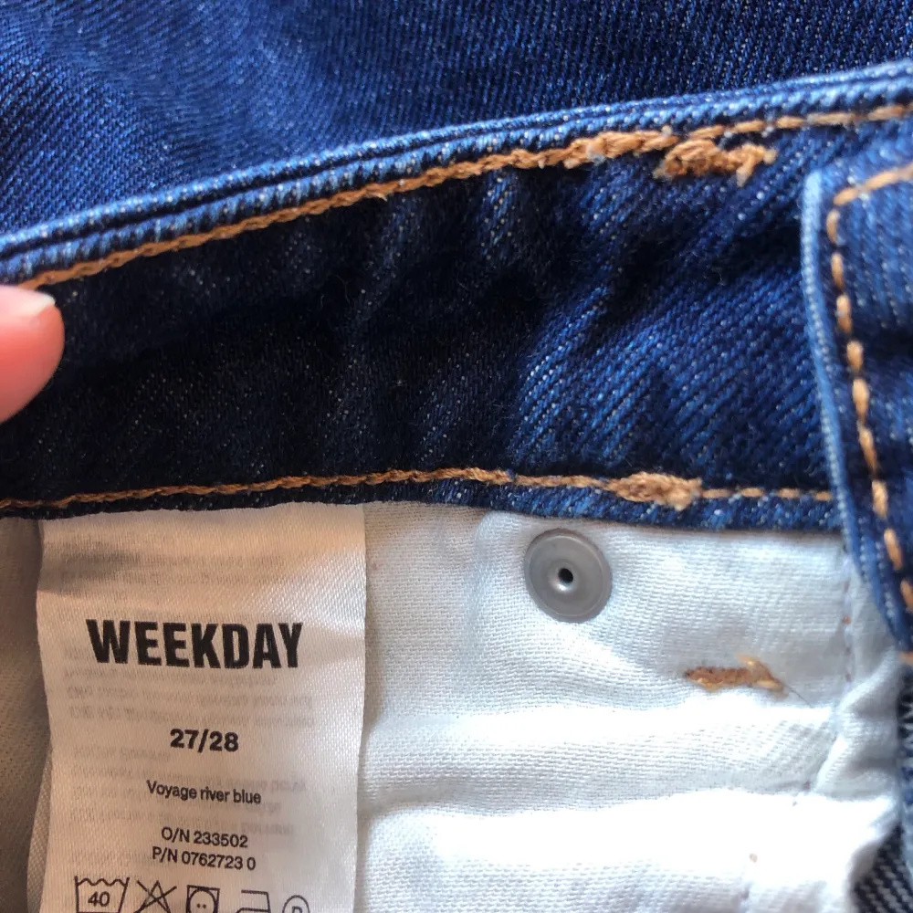 Säljer mina Weekday jeans, voyage river blue, för 300kr (köpta för 500kr) i storlek 27/28. De är i bra skick och är superfina. Säljer pga att de är lite för korta för mig i benen, jag är 174cm lång. Köparen står för frakt.. Jeans & Byxor.