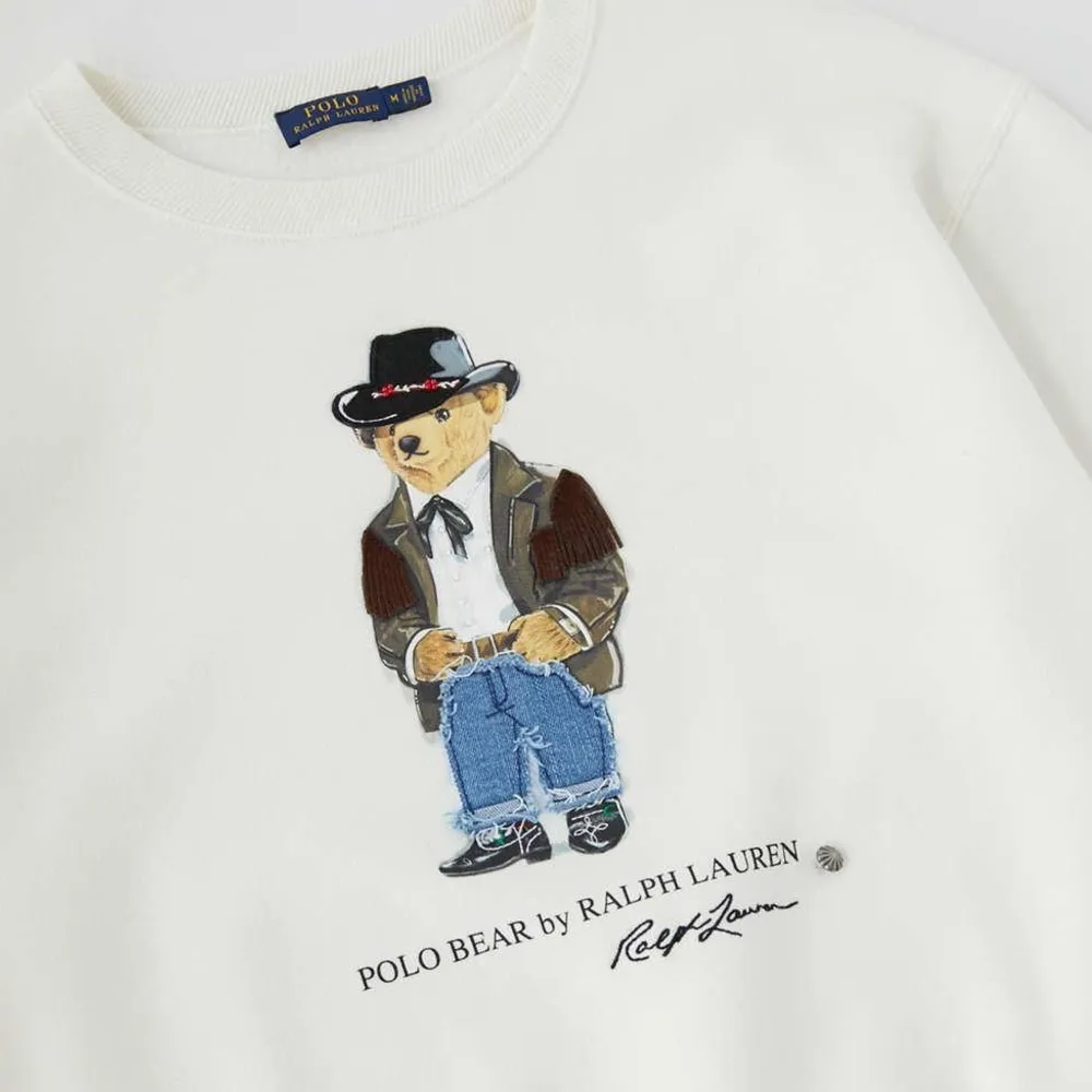 säljer vit Ralph Lauren cowboy bear sweatshirt, helt ny, prislapp är kvar. Nypris: 1895kr. men säljer billigare såklart:). Tröjor & Koftor.