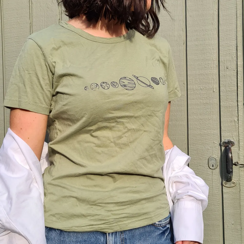 Söt, mjölkgrön t-shirt med planetmotiv från SHEIN i storlek S. Knappt använd och i prisvärd kvalitet, men säljer då jag har på tok för många 🙈 Skön att ha på sig och kan matchas med många olika outfits. Läs profil för leveransdetaljer 💕😊 . T-shirts.