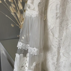 Vit jumpsuit spets - Min jumpsuit i spets som jag endast använt en gång när jag gick ut nian🥰 Storlek xs och av märket ”Love Triangle” köpt från Nelly - superbra kvalité! Armarna på plagget är väldigt unika och byxdressen är öppen i ryggen, perfekt för dig som exempelvis vill ha en studentklänning som sticker ut🤍