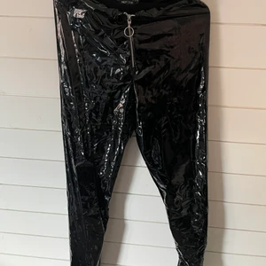 Lackbyxor - Snygga lackbyxor från Nelly storlek M men passar även S!