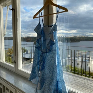 Blåmönstrig klänning  - Säljer min fina klänning som är i oanvänt skick❤️ man knyter klänningen med 2 snören runt sig, innanför klänningen❤️ den är i storlek xs men passar xs/s❤️ hör av dig vid frågor eller intresse❤️