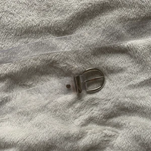 skärp - säljer ett genomskinligt skärp från shein! passar bra till allt! obs är lite mindre, skulle säga att det passar xxs-s! frakten är inkluderad i priset🤍🤍