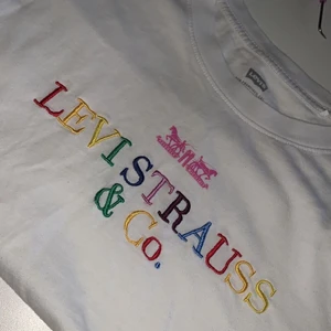 Levis T-shirt  - Jättefin Levis T-shirt i TOPPEN skick!! 60kr+frakt men man kan pruta💕 använd Max 3 gånger väldigt korta stunder, strl XSS men passar upp till S! Kontakta mig vid fler frågor💕