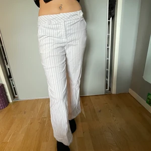Skitnice straight leg byxor - Så fina straight leg byxor ! De har tunna ränder o sitter så jävla snyggt! Brukar ha strlk XS/S och ca 26 i midjan, men kan skicka exakt midjemått på de om så önskas