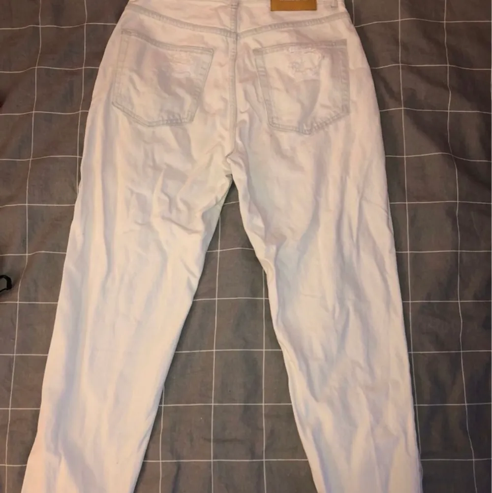 Vita lite slitna (i stilen) byxor som sitter superfint och taight. Säljer pga dom inte används ☺️. Jeans & Byxor.