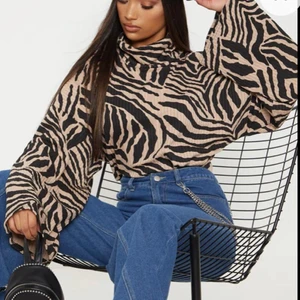 Beige tröja - Så fin tröja nu till hösten!! Köpte på PLT förra året och är nu slutsåld. Använde den inte så mycket så är så gott som i nyskick. Är i storlek 34 men kan passa upp till 38🤎