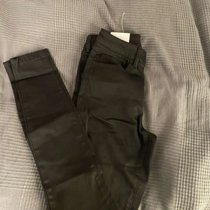 Svarta jeans - Oanvända jeans, storlek S. Nypris: 349:- 💜