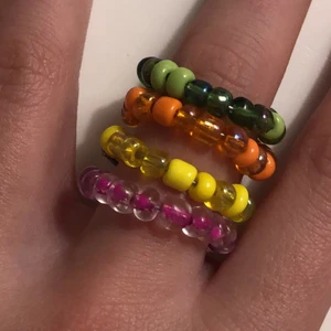 färg glada ringar - Gula,orange,gröna och rosa ringar. Kunden står för frakten.