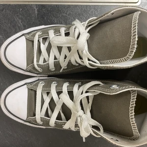 Converse - Säljer mina grå/bruna Chuck Taylor All star High converse. Beställde tyvärr fel storlek och endast använda 2 ggr. Skorna är i strl 38 - skriv privat för fler bilder. Köpta för 749kr - skriv erat bud, börjar på 400kr
