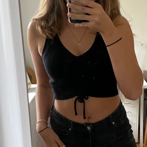 Topp med dragsko - Jättefin svart ribbad topp med dragsko! Från pull&bear