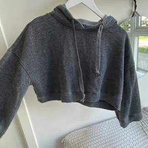 Grå/svart cropped hoodie från bikbok - Aldrig använd