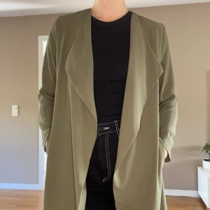 Militärgrön jacka - Militärgrön tunn jacka med snöre