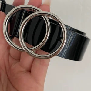 Bälte - Glansigt bälte i storlek S. Knappt använd.