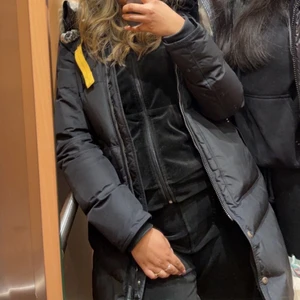 Parajumper longbear  - Jag har tagit väl hand om min jacka så den är precis som ny. Inga defekter alls. Kvitto samt prisetiketten finns kvar också. Köpt från Jackie. Pris går att diskutera. Äkta päls. Kan mötas upp samt frakta. Endast seriösa köpare!  STORLEK S