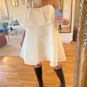 Klänning - Säljer min vit-beigea klänning från HM, köpte i storlek XL men har sytt in den så nu passar den mig med S-M. Köparen står för frakten 💓