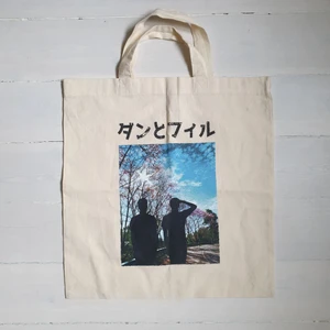Tote bag med tryck - Tygväska med japanskt tryck. Knappt använd. Normalstor. Kan mötas i Stockholm eller frakta:)