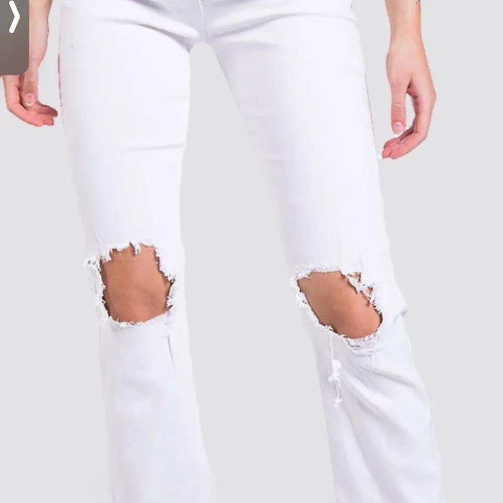 De är stretchiga raka jeans, sitter bra på mig som har storlek 36 i vanliga fall, köpta för 499, inga fläckar, nyskick.. Jeans & Byxor.