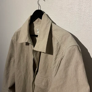 Manchester jacka beige - Snygg jacka i Manchestermaterial❤️‍🔥. Storleken på jackan är xl.🌟 Jackan är i nyskick! Kan skickas, köpare står för frakt❤️‍🔥🌟