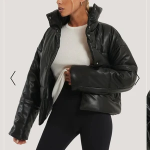 Nakd puff jacka - Hej! Säljer denna slutsålda jackan från nakd i nyskick, storlek 34 men passar nog S-M beroende på hur man vill att den ska sitta😊 frakten ingår,Nypris 799kr