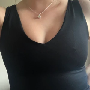 Body från New Yorker storlek S. - En svart body med knappar i grenen. Jag är 1,69 cm lång och den är lite för kort för mig, men jag brukade bara ha den hängande (instoppad) när jag hade på mig den. Har C kupa och tycker att den sitter tight över brösten på mig, därför säljer jag den.