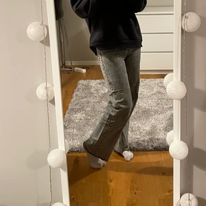Raka grå jeans nakd  - Säljer mina raka jeans från nakd som är avklippta nedtill. Passar perfekt för mig som är 165. Köparen står för frakten. Kontakta mig för fler bilder💗