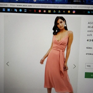 Klänning - säljer min klänning jag hade till balen i 9an då den blivit för liten, köpt från asos och endast använd 1 gång, färgen syns bäst på 2a och 3e bilden