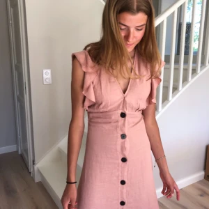 Rosa klänning - Säljer min älskade gammelrosa klännings från zara, som inte säljs längre! Den är använd sparsamt och jag säljer den på grund av att jag växt ut den tyvärr! Det är storlek xs men enligt mig passar den även s!