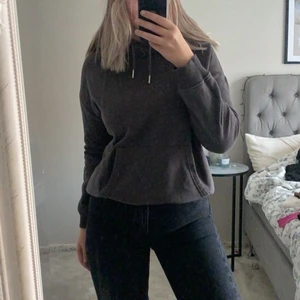 Hoodie - Säljer min gråa oversized hoodie från Nelly, Använd få gånger.