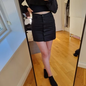 Simpel kjol - Helt enkelt en simpel svart jeans kjol från ginatricot. Fint skick och sparsamt använd. Tveka inte att komma privat för ytterligare frågor:)
