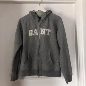 Gant Zip Hoodie - Söker en Gant Zip Hoodie i storlek L, men passar en M. Använd fåtal gånger. 280kr