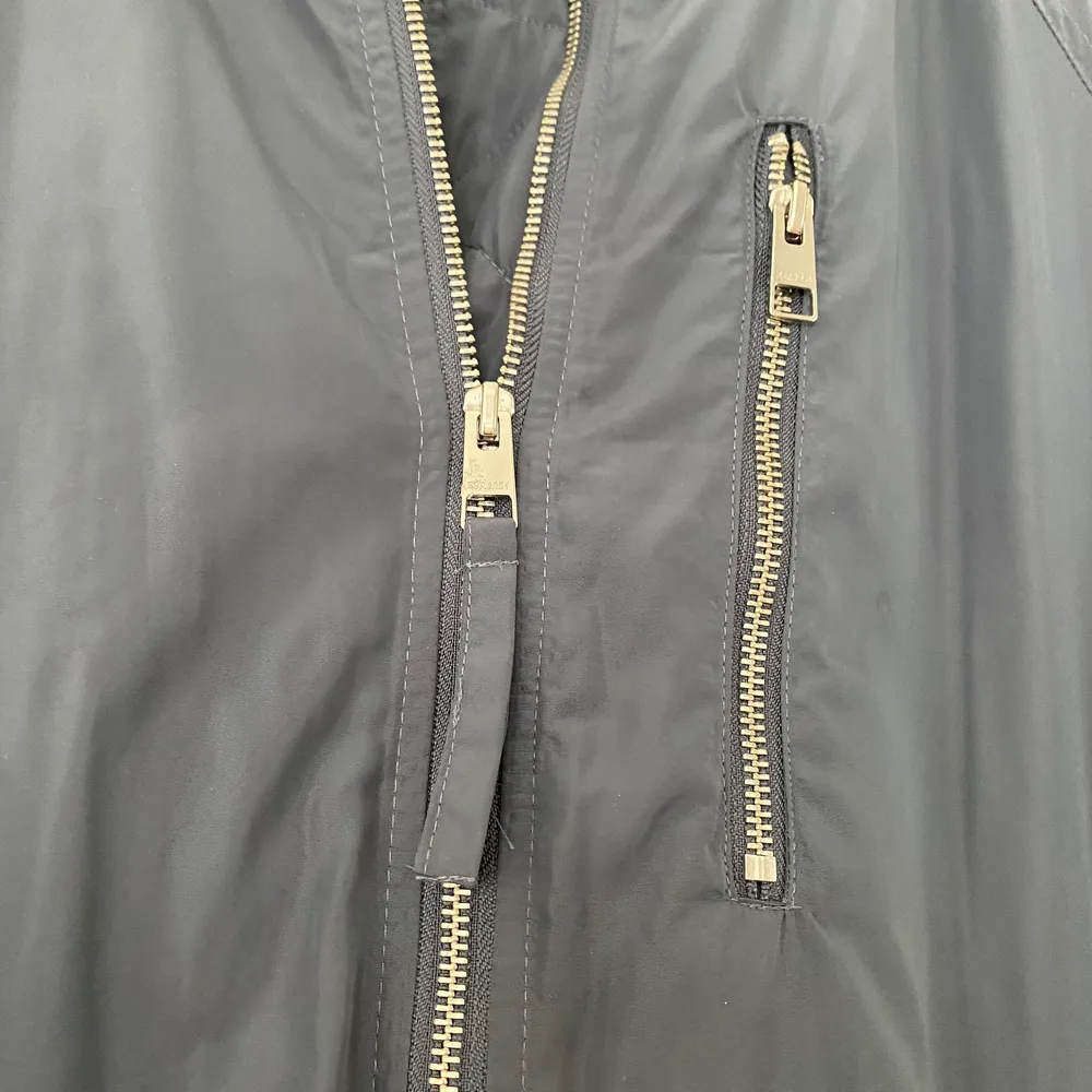 Lindex lång bomberjacka, endast använd 3 gånger. Jätte praktisk och skön!! Jätte fin lavender blå färg. Den är fodrad och är perfekt för höstväder. . Takit.