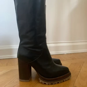 Tiger of Sweden strövlar  - I läder och mycket gott skick. Stabil sula perfekt för höst- och vinterväder.