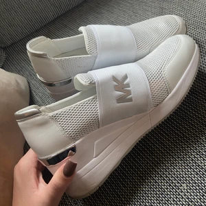Michael kors sneakers  - Skorna är köpta i somras och använda 2-3 gånger. Köpta på Michael kors hemsida ☺️ storlek 39🤍
