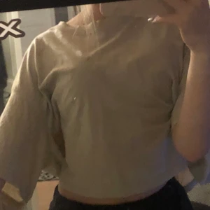 Beige t-shirt - En jätte fin beige t-shirt med tjock material. Sitter fint. Den är i storlek M men passar xs-l bara att den sitter olika på olika kroppsformer. Pris kan diskuteras🥰