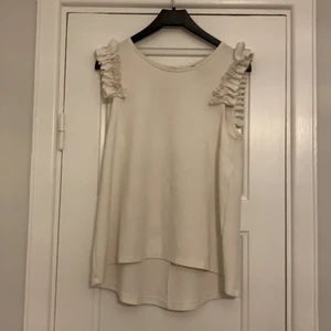 Linne med puffvolanger - Superfint naturvitt linne med puffvolanger i A-linjeformad modell, lite längre baktill än framtill. Strl XS men bystmåttet är som en S och linnet passar även en M med mindre byst 😊 . 