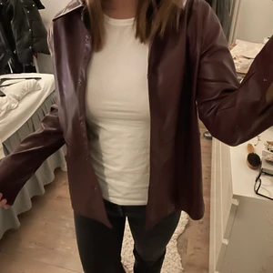 Vinröd skinnjacka  - Säljer nu min fina vinröda, brunaktiga, skinnjacka från Gina Tricot. Väldigt fin färg nu till hösten! Jackan är sparsamt använd och köptes förra hösten för 360kr. Jackan är i storlek xs men passar mig som vanligtvis bär xs/s!❤️🙏