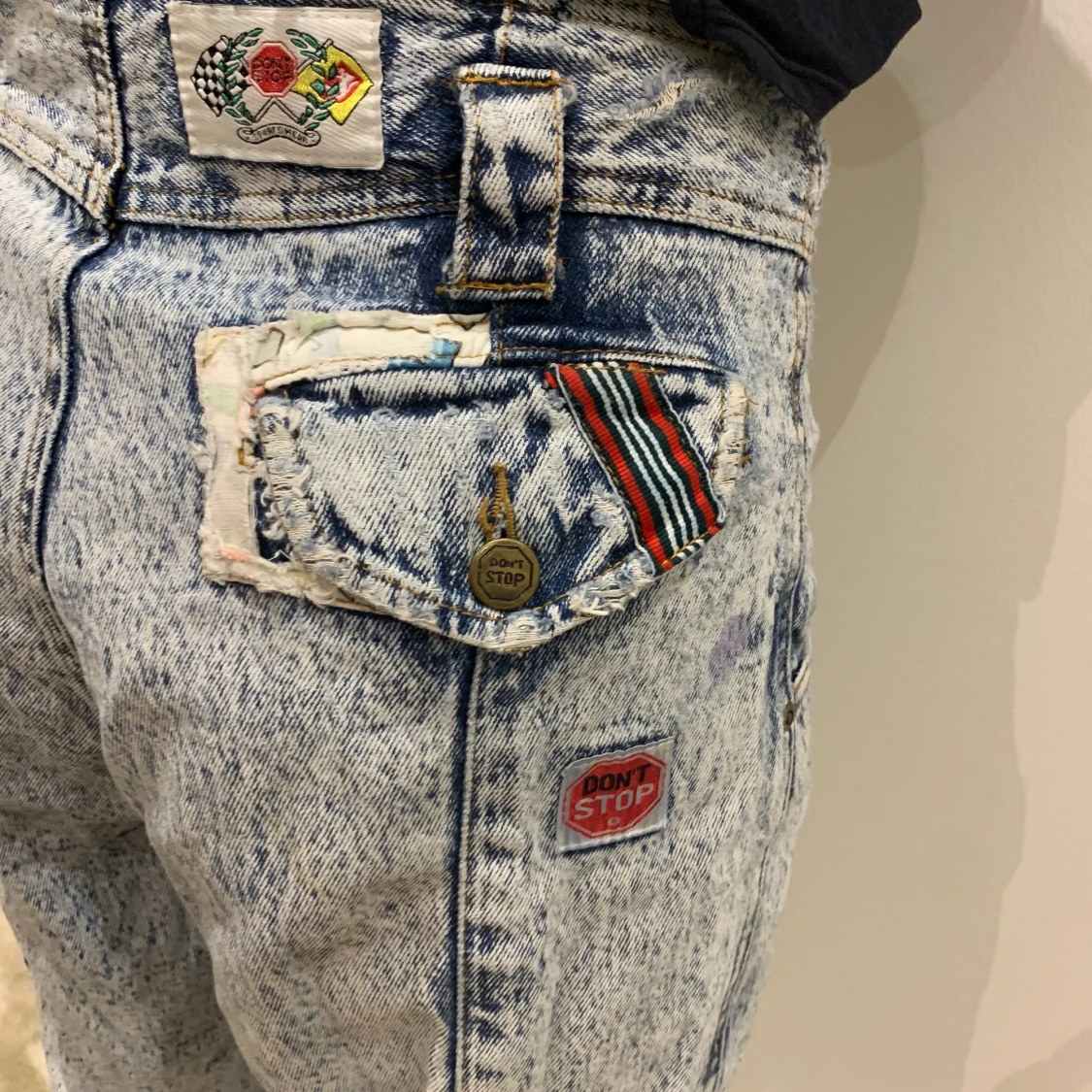 Ljusa jeans med tryck - 91