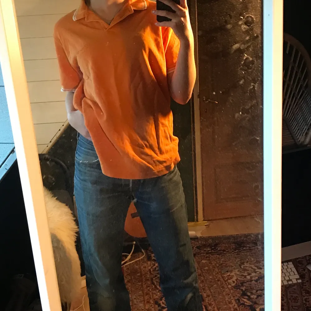 Orange tröja med skit snygga vita detaljer i storlek L så den är väldigt stor. Tunn men skön tröja köpte på Plick men säljer för den inte är min stil. Frakt tillkommer 66kr ❤️❤️. T-shirts.