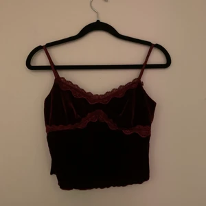 Sammetslinne  - Säljer detta sammetslinnet som är köpt på shein, den är vinröd💗 