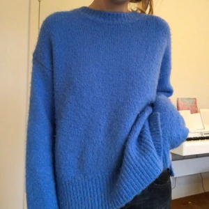 Stickad  - Fin stickad tröja, perfekt till hösten. Köpt på Zara cirka 1 år sedan i storlek S. Buda i kommentarerna, budgivning slutar 13/10 klockan 20:00. Köp direkt för 400kr