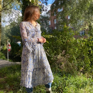 Blå blomstret kjole fra Moliin - Blå småblomstret kjole fra Moliin str. 36/38. Med tilhørende underkjole og flagrer når man danser 💖