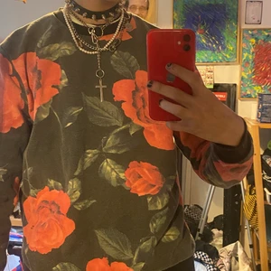 Sweatshirt heltäckande rosbuske mönster - Mycket fin Sweatshirt med mönster över hela tröjan av rosor o rosbuskar i skönt material. Storlek Xs på lappen men stor i storleken, passar mig som har S elr M vanligtvis. Märke Forever 21 50%polyester 50% bomull